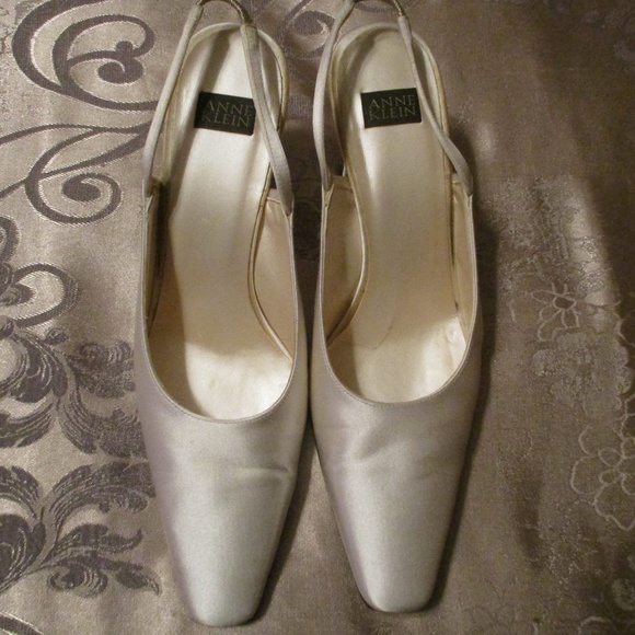 WHITE SATIN SLING - Picture 1 of 7